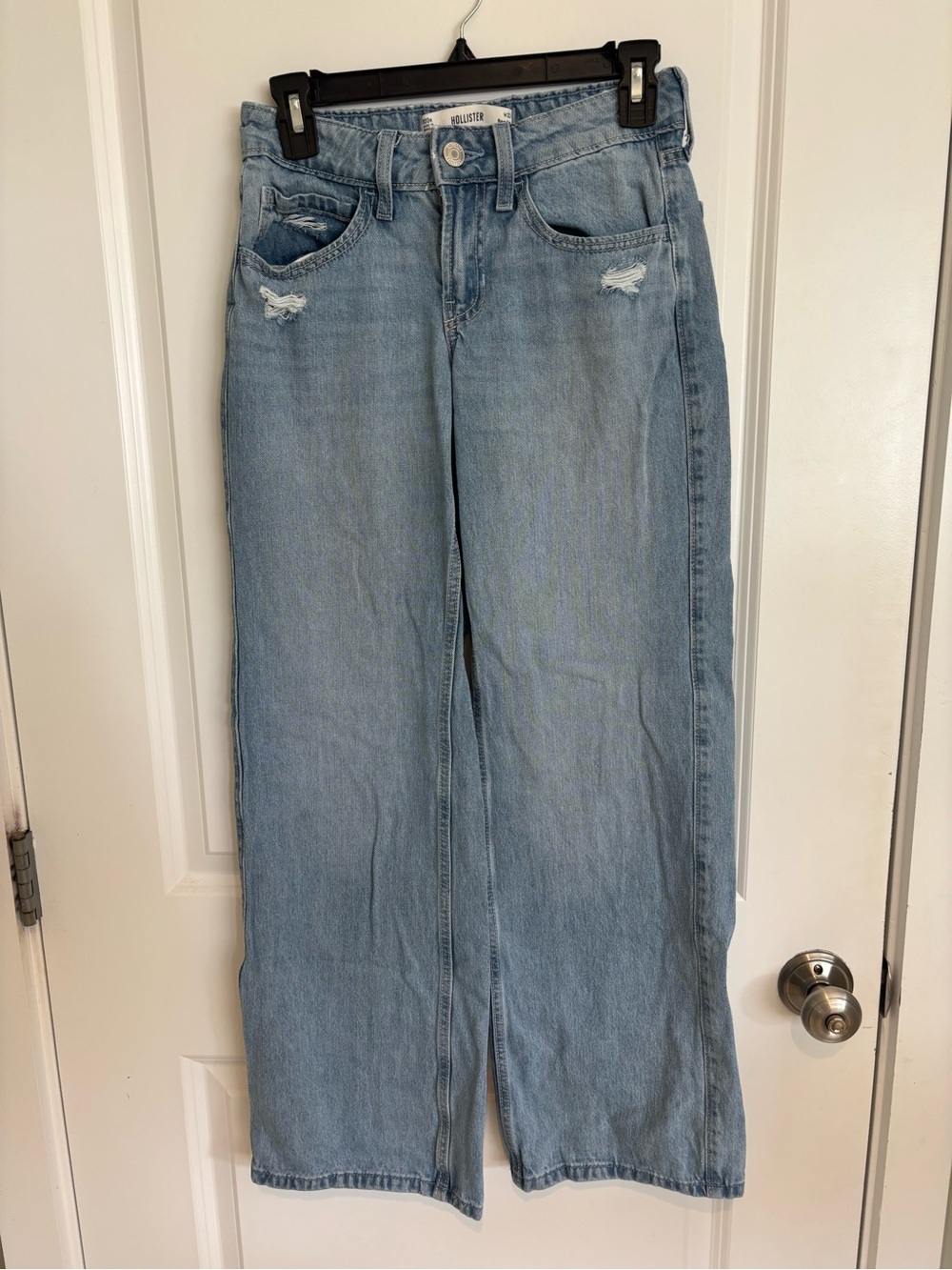 Hollister Low-Rise Baggy Jeans in Light Wash